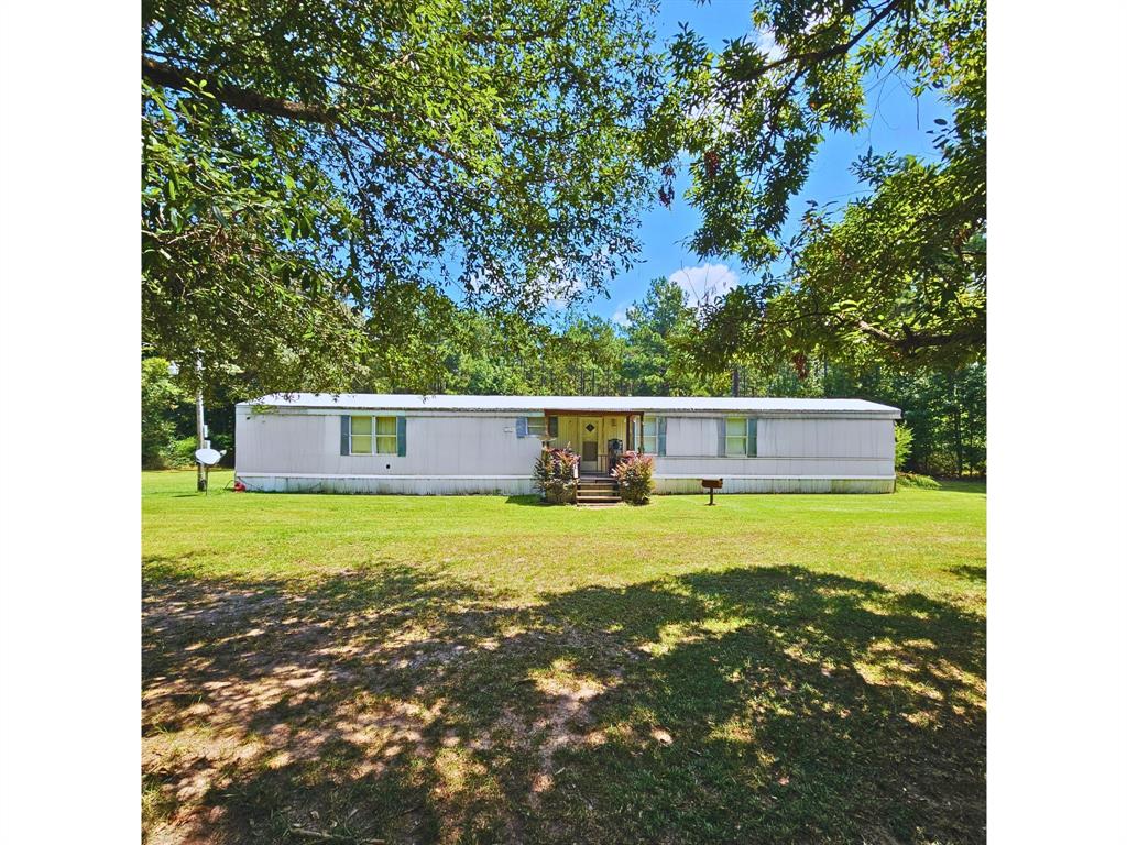 169 Mt Olive Road Coushatta, LA 71019 - Photo 1 of 1 View of front facade with a front lawn