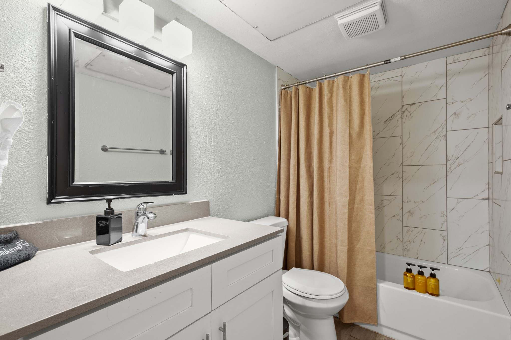 6812 South Congress Avenue, Unit 209 Austin, TX 78745 - Photo 8 of 11 Full Bathroom
***Image may be from a different unit at the same apartment complex.