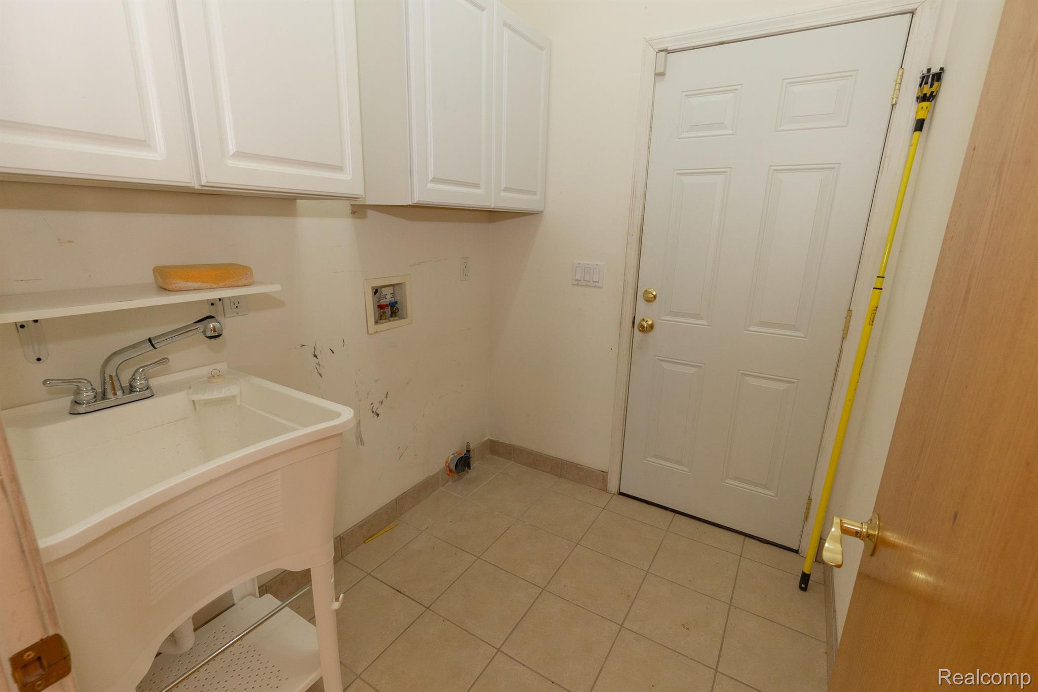9 Utica Road Pontiac, MI 48341 - Photo 20 of 33 Laundry