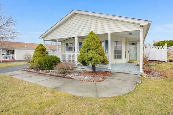a view of a house in front of house