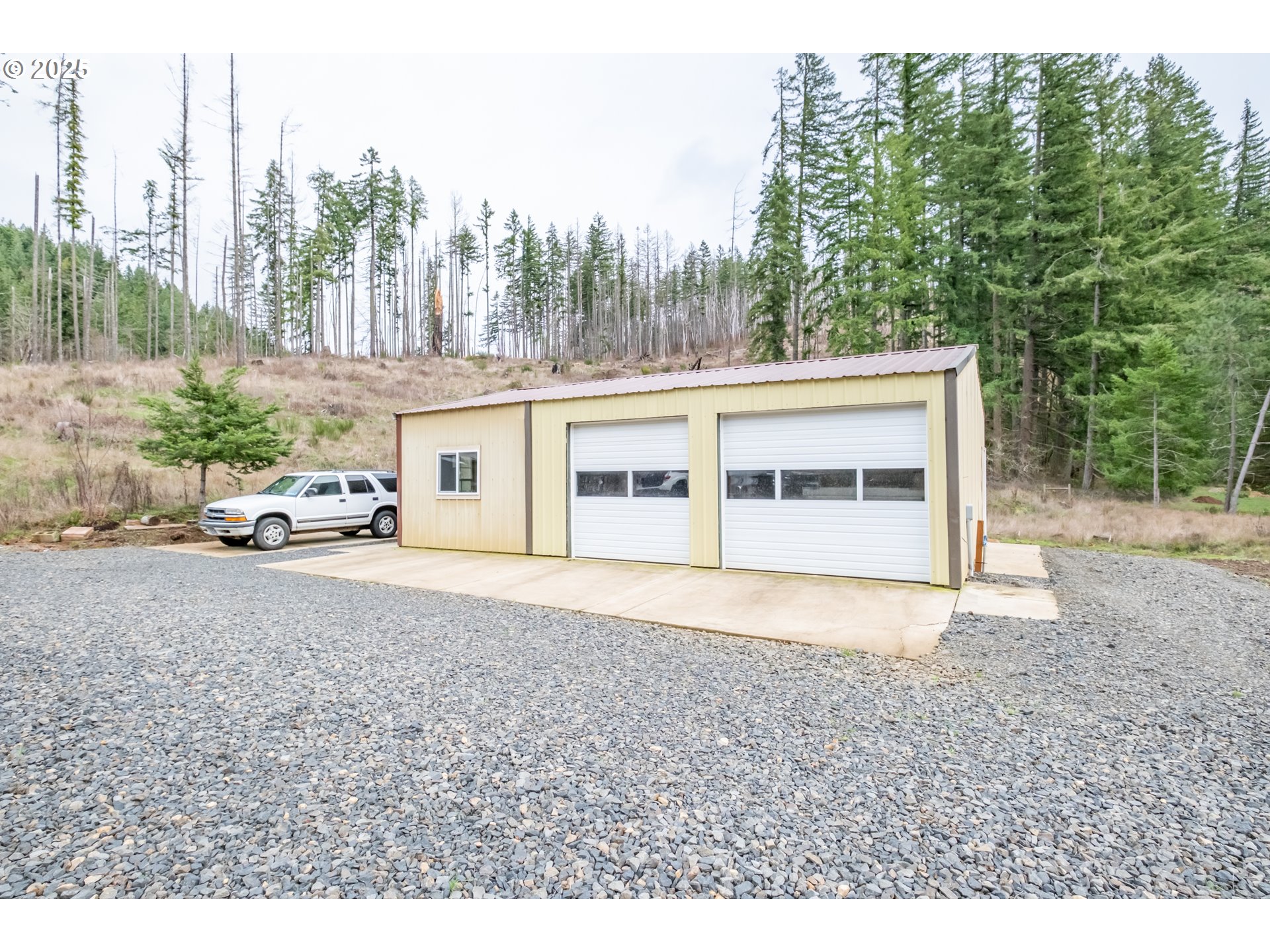 13087 South Butte Creek Road Scotts Mills, OR 97375 - Photo 16 of 32 a house view with a garden space