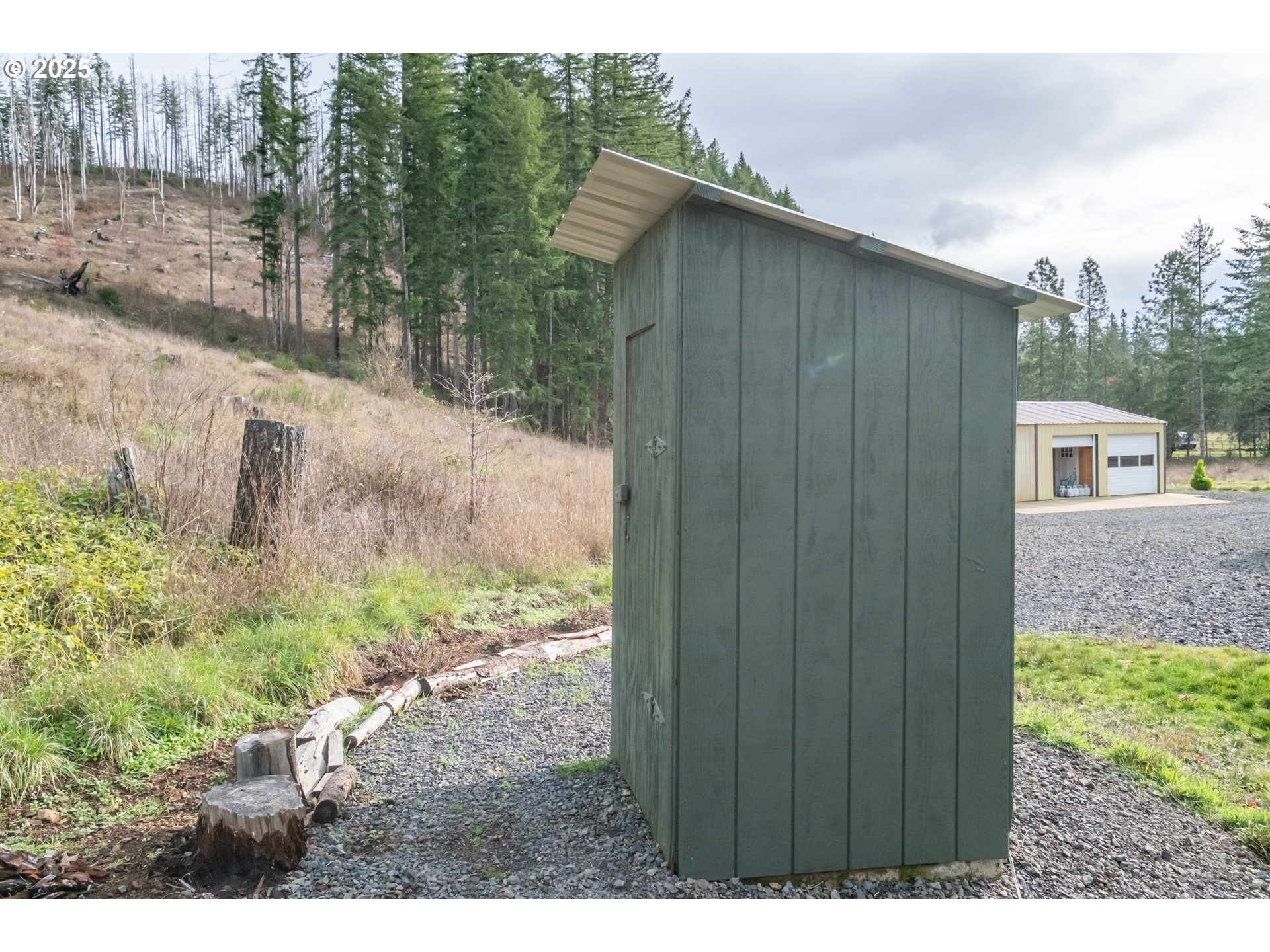 13087 South Butte Creek Road Scotts Mills, OR 97375 - Photo 17 of 32 a backyard of a house with lots of green space