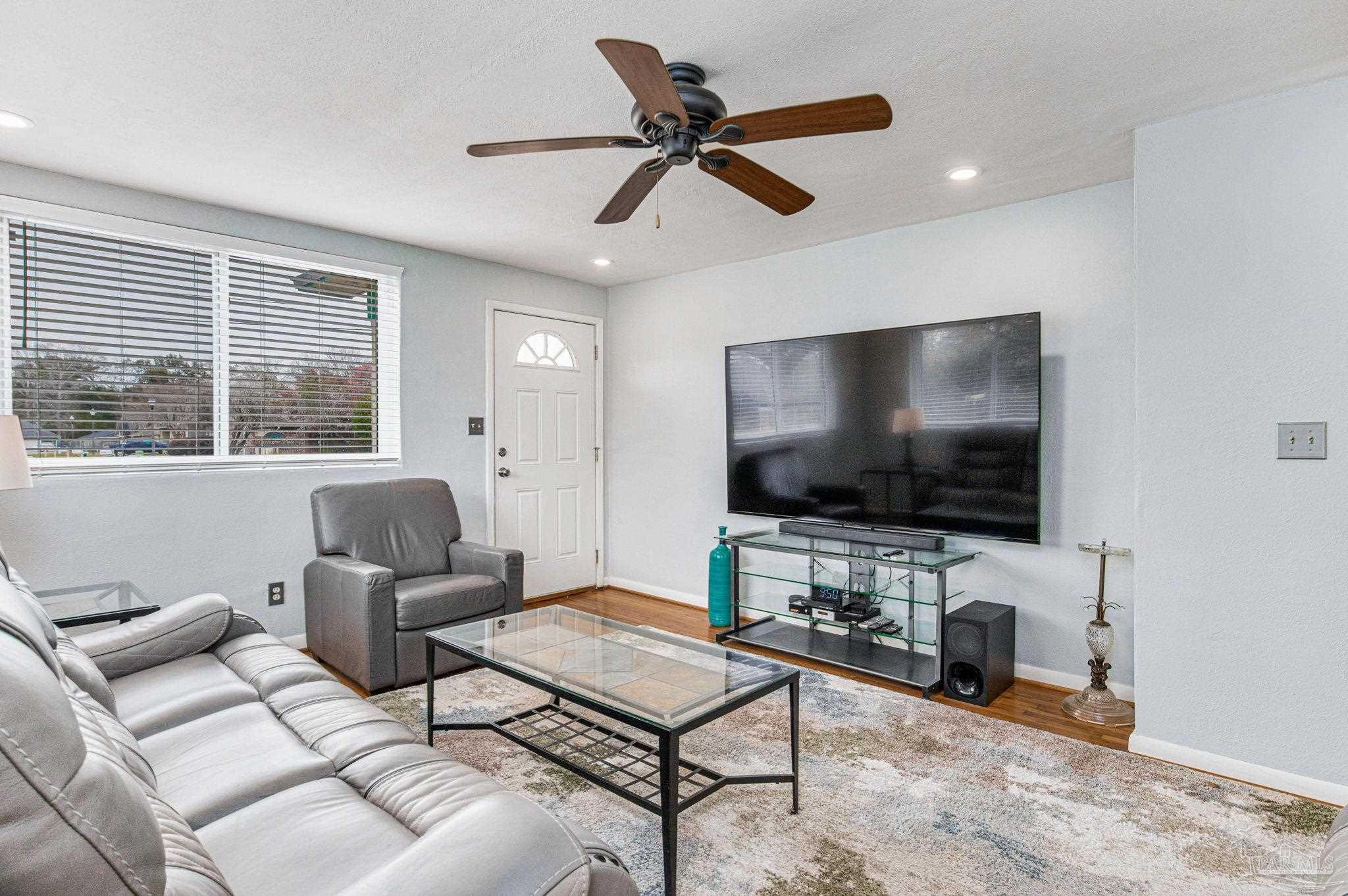 331 Robin Road Pensacola, FL 32514 - Photo 6 of 27 Gallery Image 6