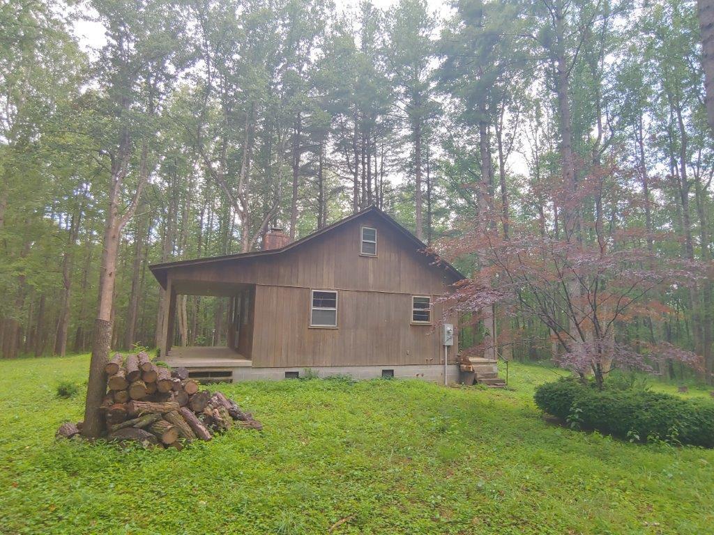 1123 Silverleaf Road Southeast Floyd, VA 24091 - Photo 4 of 13 a backyard of a house with lots of green space