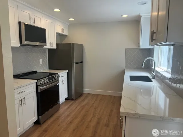 $3,100 | 14309 Northeast 7th Place, Unit 3, Bellevue, WA 98007