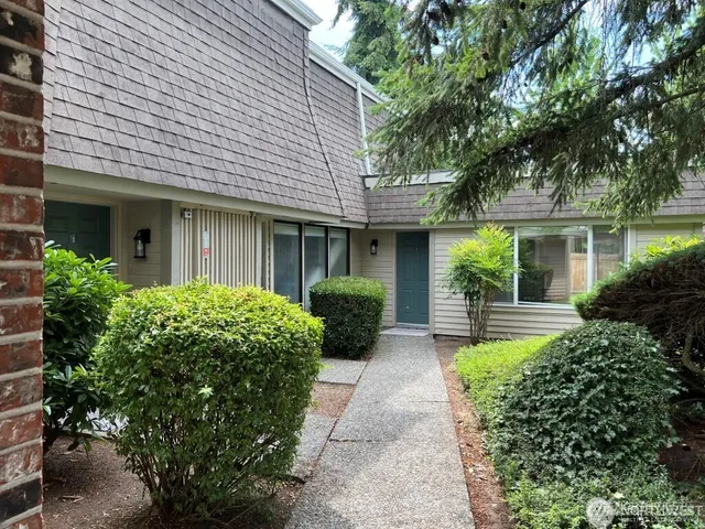 $3,100 | 14309 Northeast 7th Place, Unit 3, Bellevue, WA 98007