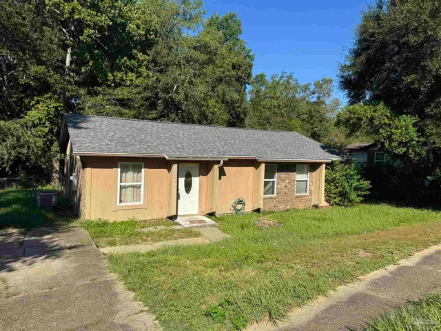 a view of a house with a yard