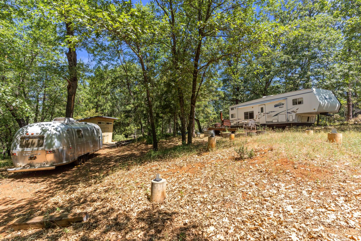 2640 Trail Gulch Road Placerville, CA 95667 - Photo 29 of 37 a backyard of a house with table and chairs