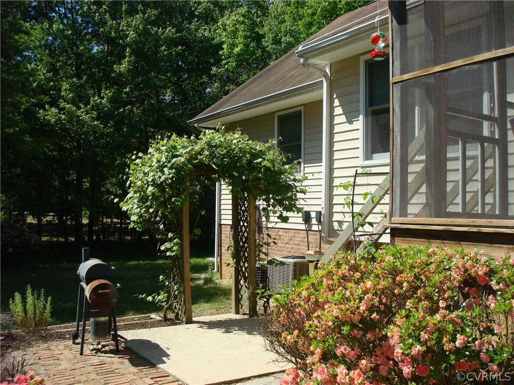 2117 Moseley Road Moseley, VA 23120 - Photo 4 of 39 a backyard of a house with lots of green space