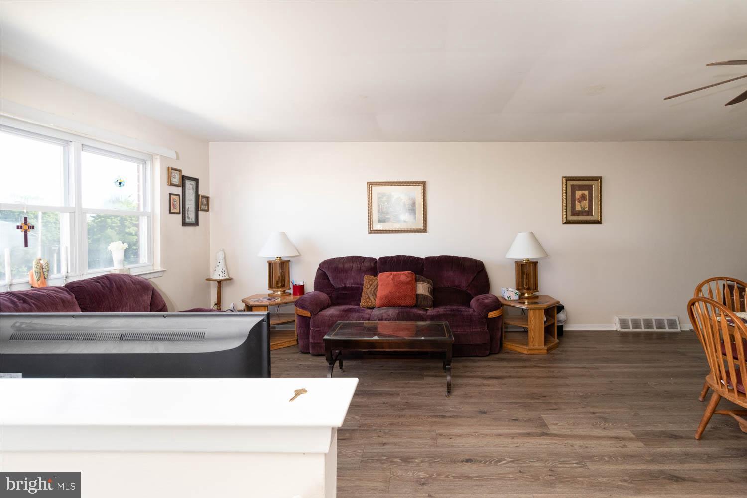 8541 Ridgeway Street Philadelphia, PA 19111 - Photo 5 of 26 Large bright living room