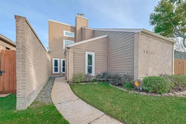 a view of a back yard of the house