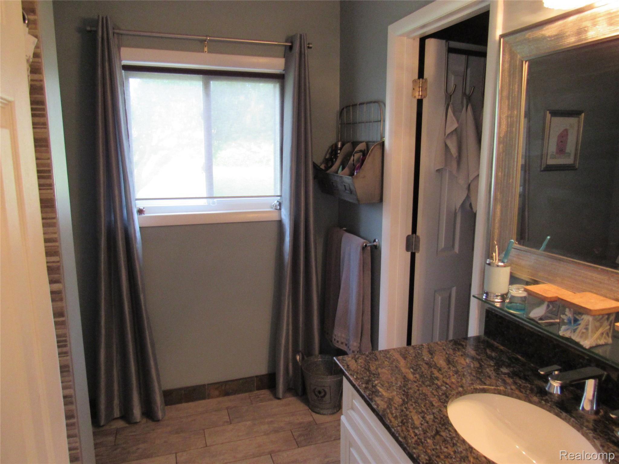 245 Texas Avenue Rochester, MI 48309 - Photo 12 of 21 IMG_1755.JPG