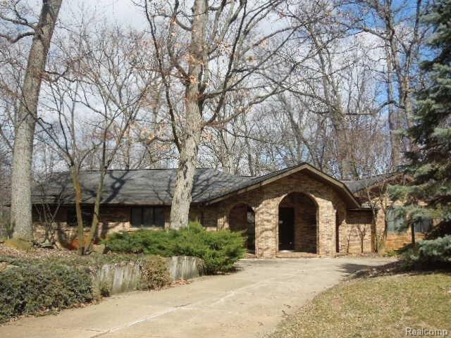 4995 Arrowhead Road West Bloomfield, MI 48323 - Photo 1 of 25 4-1 146.jpg