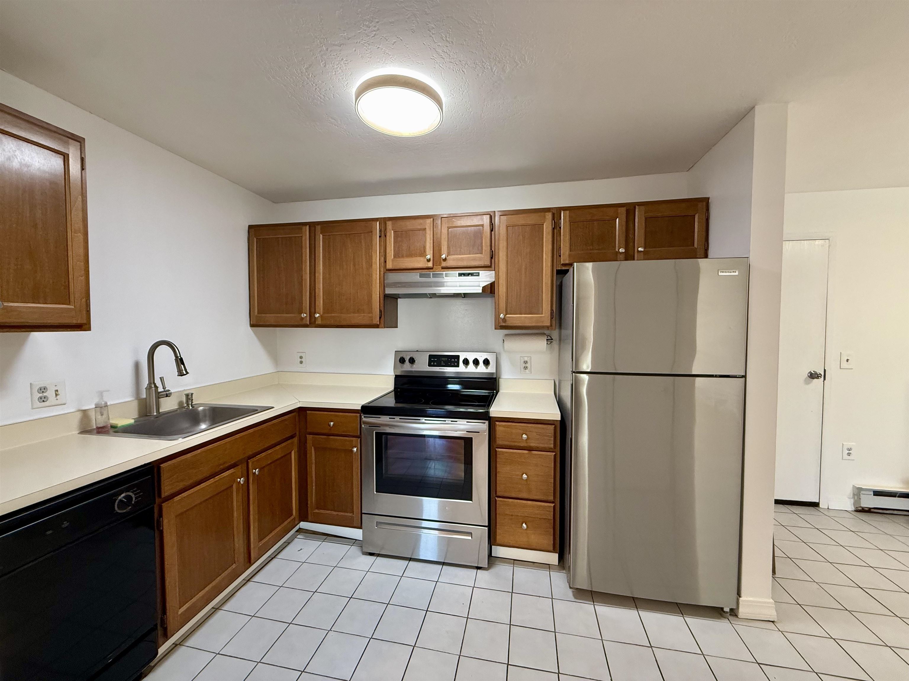 4 Fairfax Avenue, Unit 324 Derry, NH 03038 - Photo 2 of 30