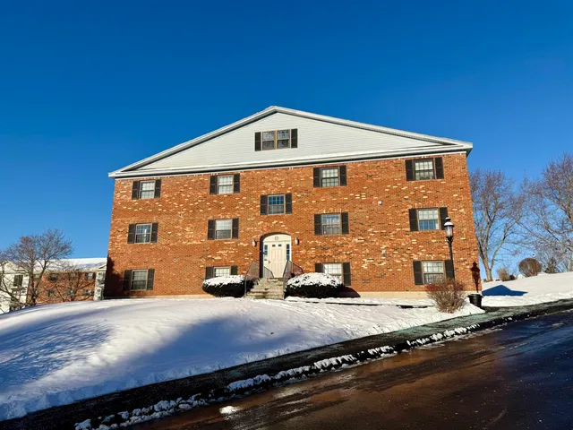 $2,150 | 4 Fairfax Avenue, Unit 324, Derry, NH 03038