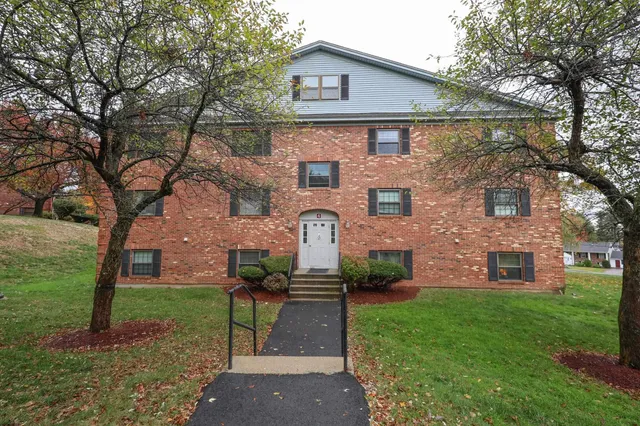 $2,150 | 4 Fairfax Avenue, Unit 324, Derry, NH 03038