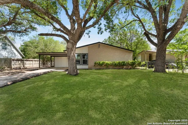 a view of a house with backyard