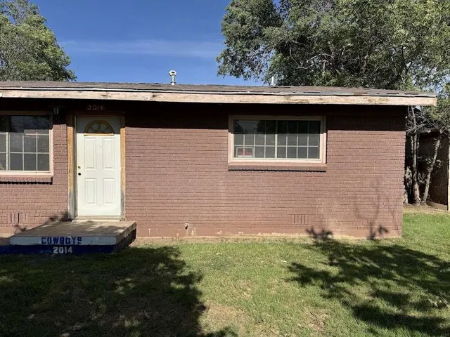 a view of front of a house with a yard