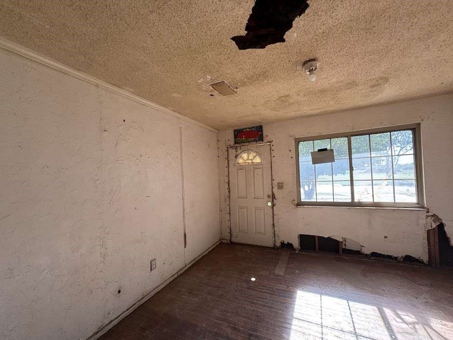 2014 Kokomo Street Plainview, TX 79072 - Photo 5 of 9 an empty room with windows