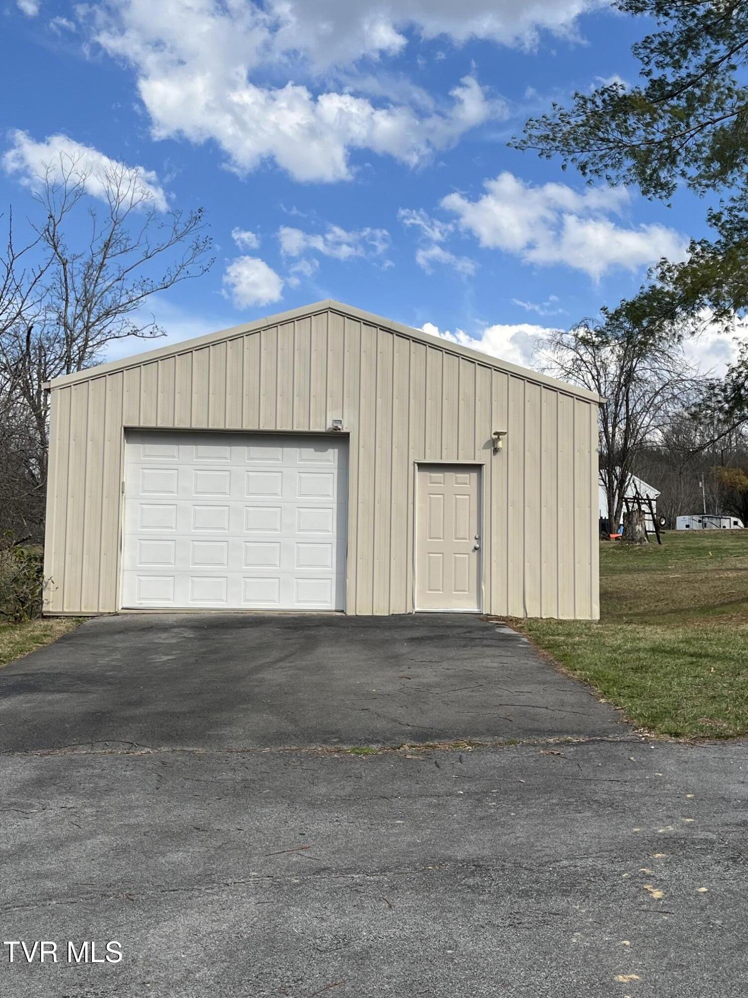 3204 Marbleton Road Unicoi, TN 37692 - Photo 14 of 114 Detached garge entrance