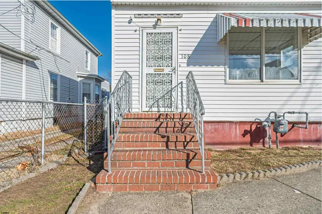 a view of entryway with a rug