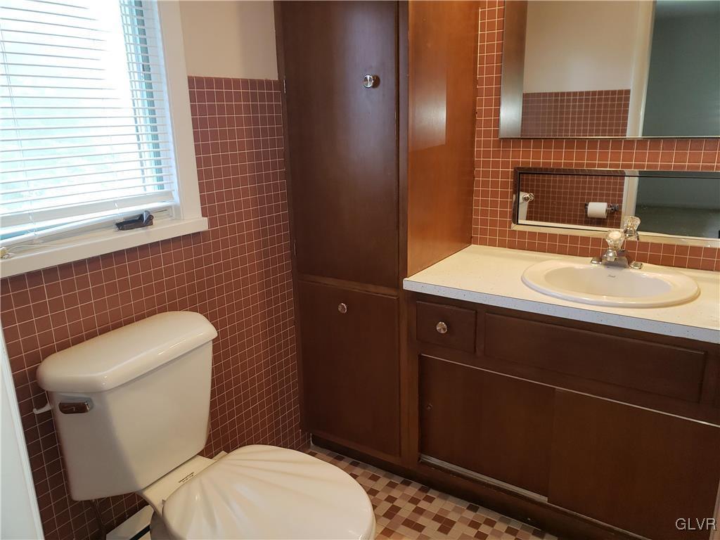 6220 Hilltop Road Orefield, PA 18069 - Photo 11 of 18 En-suite Bath
