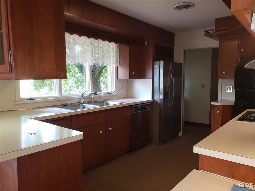 6220 Hilltop Road Orefield, PA 18069 - Photo 6 of 18 Kitchen
