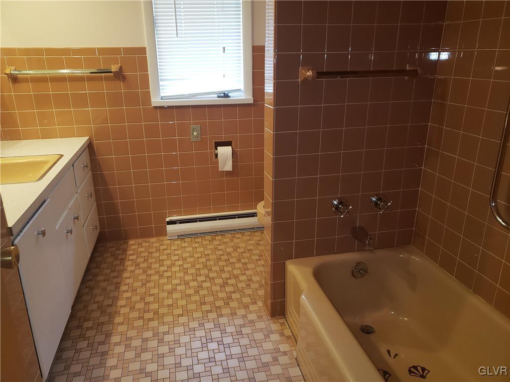6220 Hilltop Road Orefield, PA 18069 - Photo 7 of 18 Hall Bath