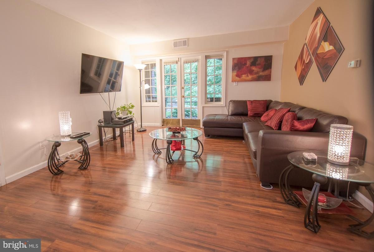 5907 Noblestown Road, Unit 72 Springfield, VA 22152 - Photo 5 of 20 Living Room