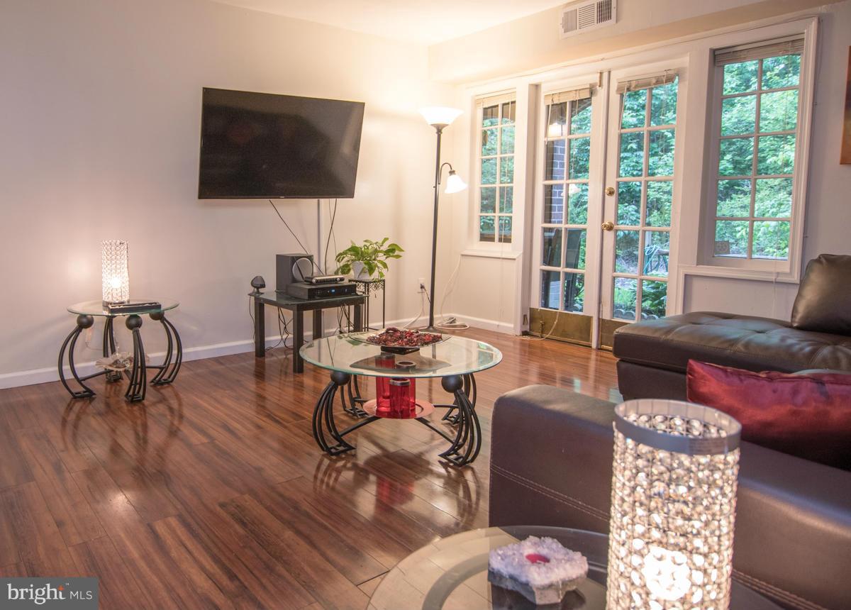 5907 Noblestown Road, Unit 72 Springfield, VA 22152 - Photo 7 of 20 Living Room