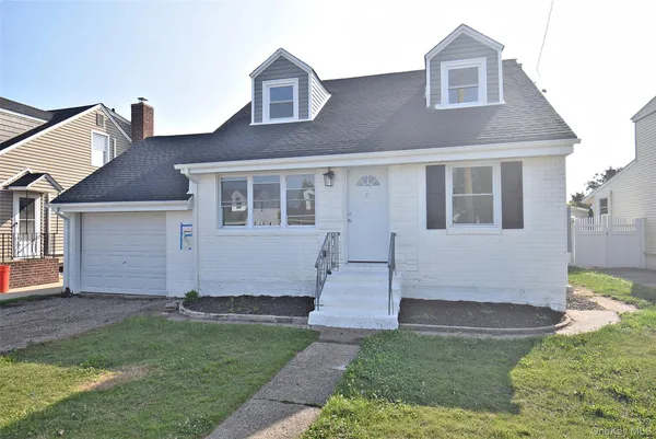 $899,999 | 240 Columbus Parkway, Mineola, NY 11501