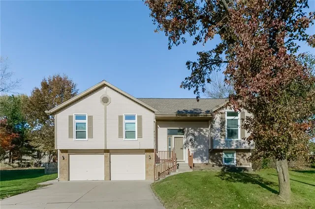 $2,360 | 4050 Southwest La Harve Drive, Lee's Summit, MO 64082