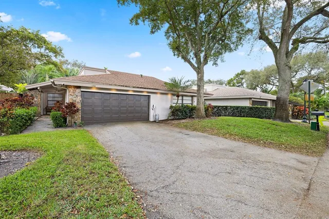 $850,000 | 136 Greens Road, Hollywood, FL 33021