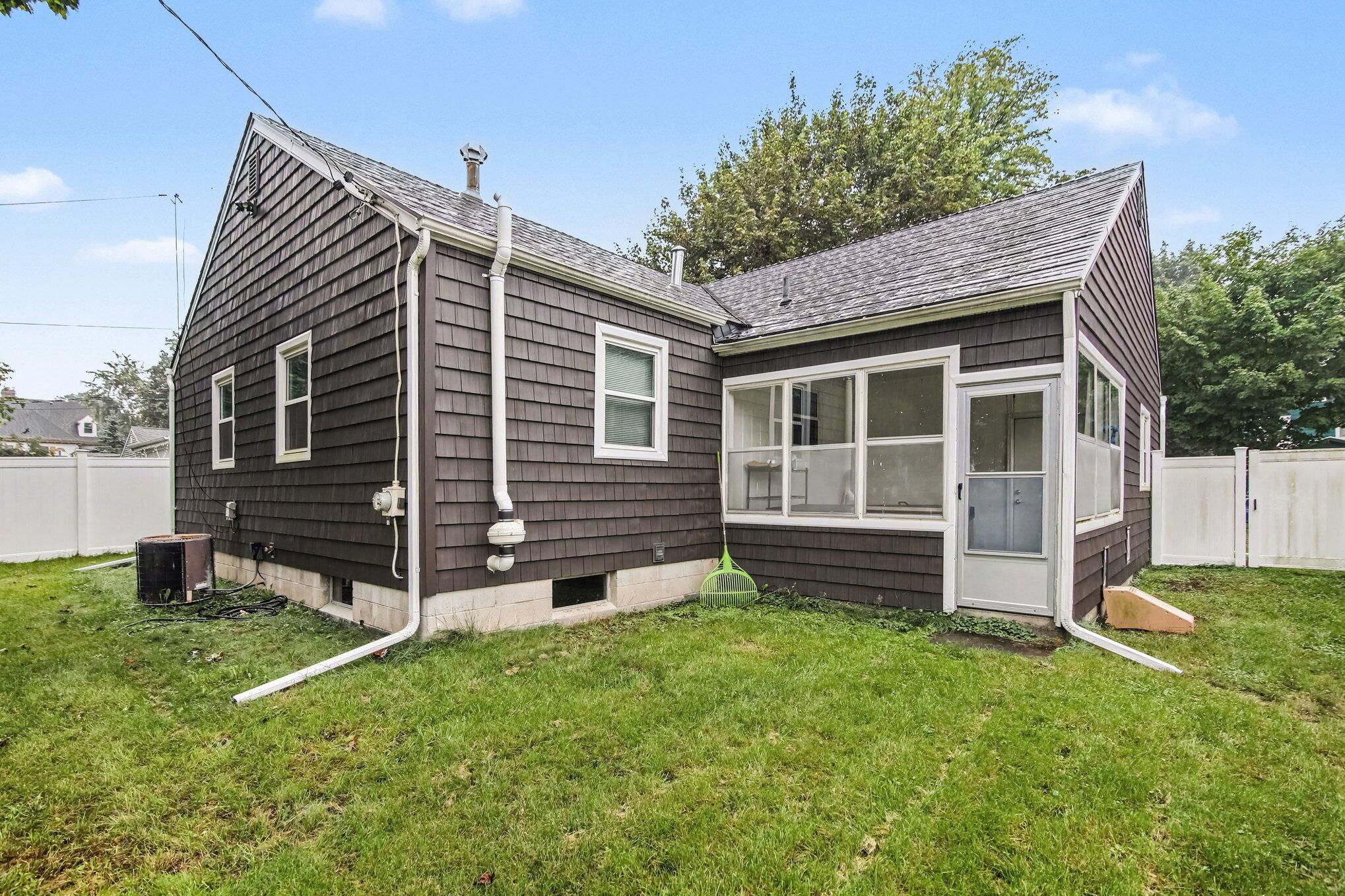 724 Crescent Road Jackson, MI 49203 - Photo 2 of 25 025_file_7224