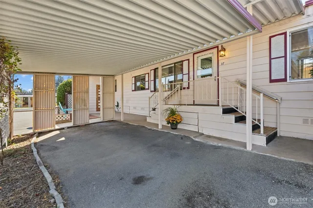 a view of a house with backyard and porch