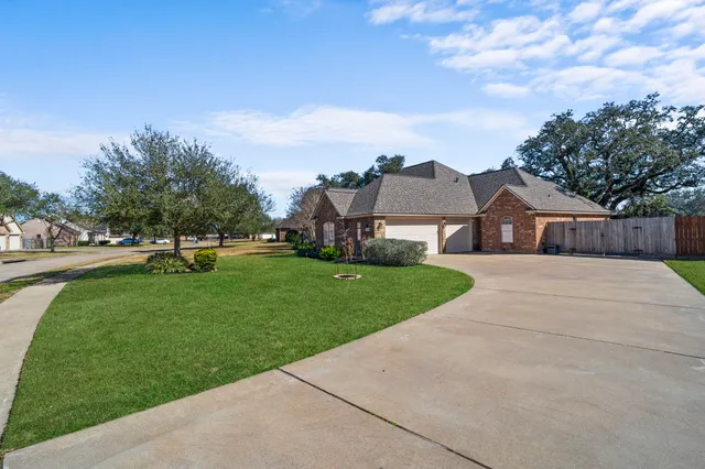 $589,900 | 1012 Enchanted Oaks Drive, Angleton, TX 77515