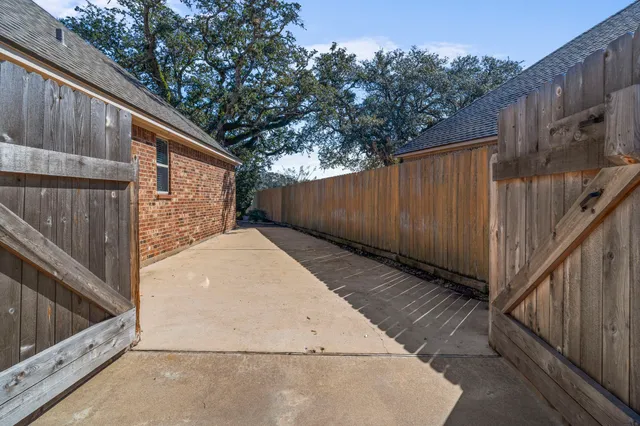 $589,900 | 1012 Enchanted Oaks Drive, Angleton, TX 77515