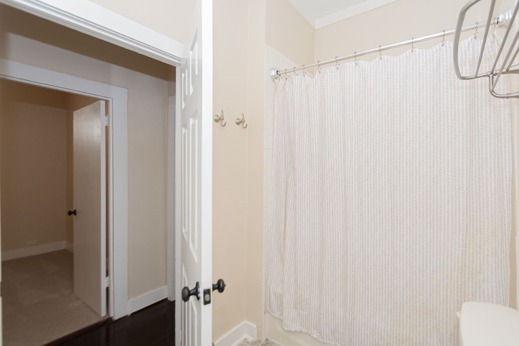 3909 Barnes Street Houston, TX 77007 - Photo 13 of 22 Shower tub in the bathroom