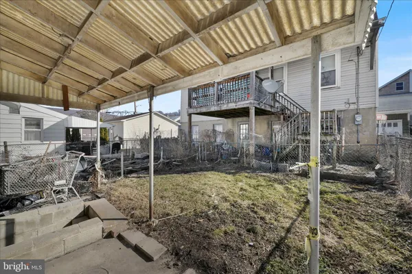 a view of a backyard