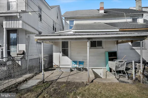 a view of a house with backyard