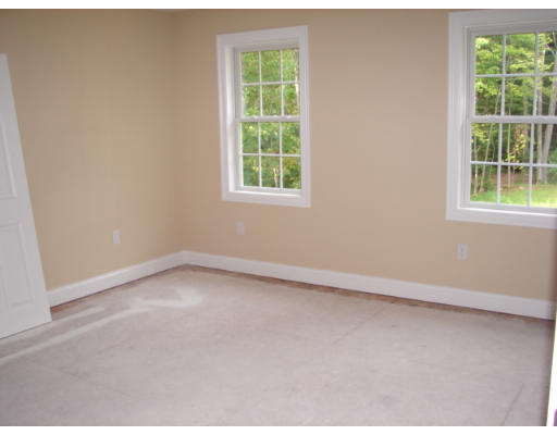 479 Montgomery Road Westfield, MA 01085 - Photo 10 of 11 an empty room with a window