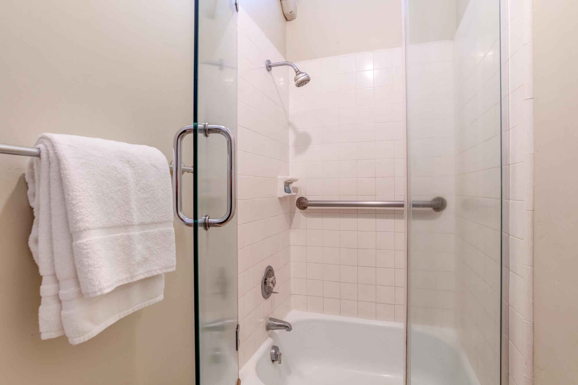 4909 Lower Honoapiilani Road, Unit A8 Lahaina, HI 96761 - Photo 26 of 40 Guest Bedrm - Ensuite Bathroom