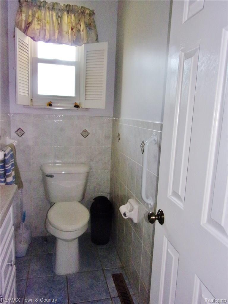1435 Flushing Road Flushing, MI 48433 - Photo 12 of 27 106_2953.JPG