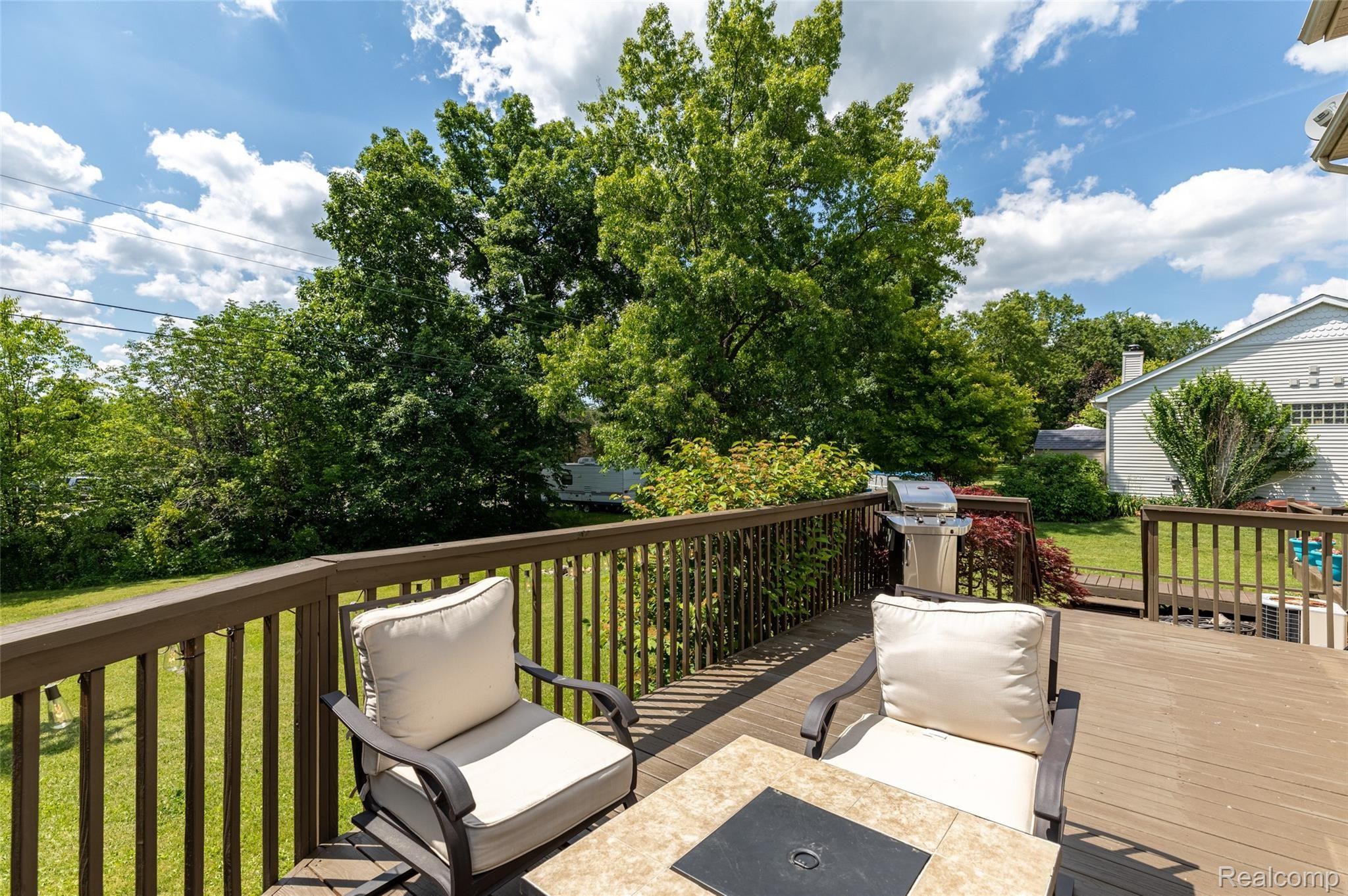 1095 Oakcrest Road Howell, MI 48843 - Photo 38 of 40 12.Deck
