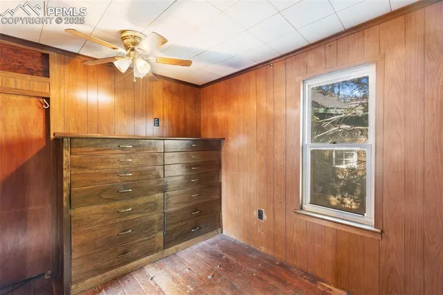 a view of room with a ceiling fan