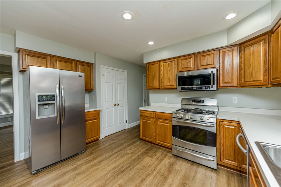 279 MacIntosh Drive Greece, NY 14626 - Photo 9 of 36