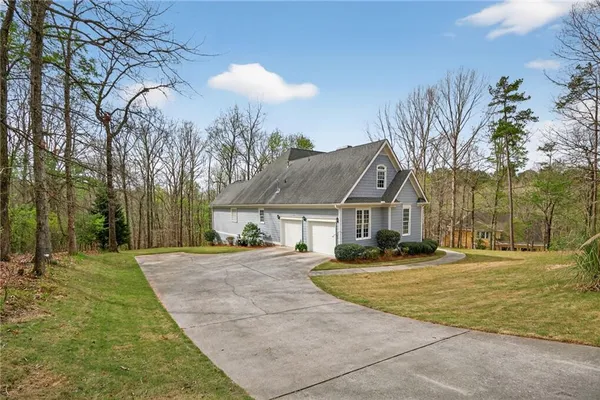a view of a yard in front of house
