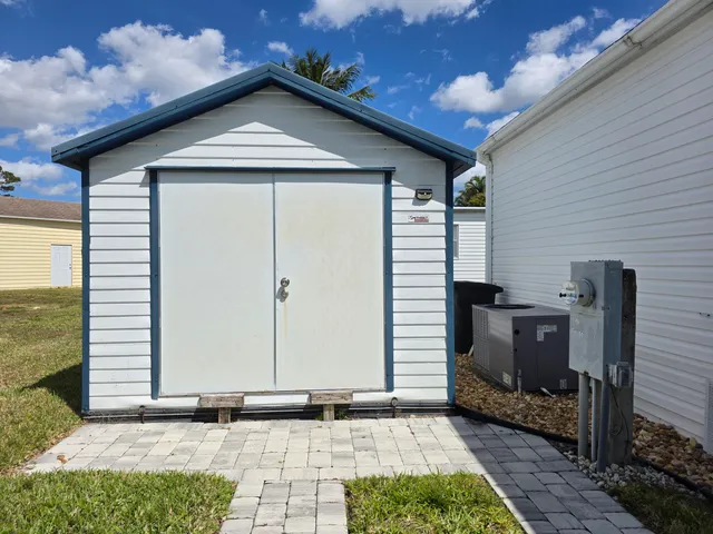 a view of a house with backyard