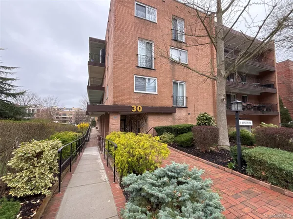 $1,825 | 30 Barstow Road, Unit LL2, Great Neck, NY 11021