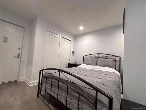 $1,825 | 30 Barstow Road, Unit LL4, Great Neck, NY 11021